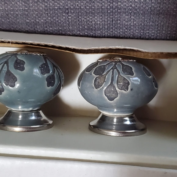 Set of 6 Drawer Pulls - Picture 2 of 2